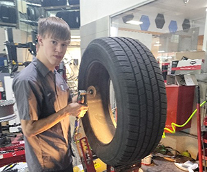Tom's Auto Center - Benjamin, Apprentice Technician